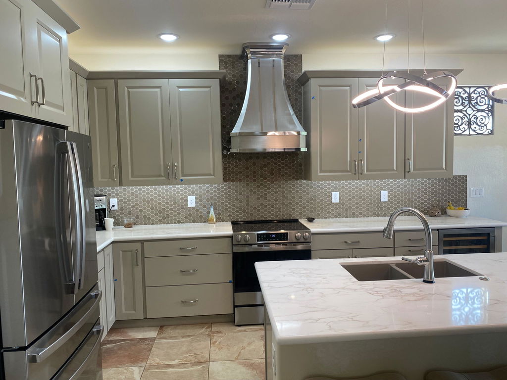 [CUSTOM] RHM Curved Brushed Stainless Steel Custom Kitchen Hood with Polished Accents SH3Y-C2TRR
