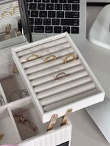 Suzanne Arthurs review photo