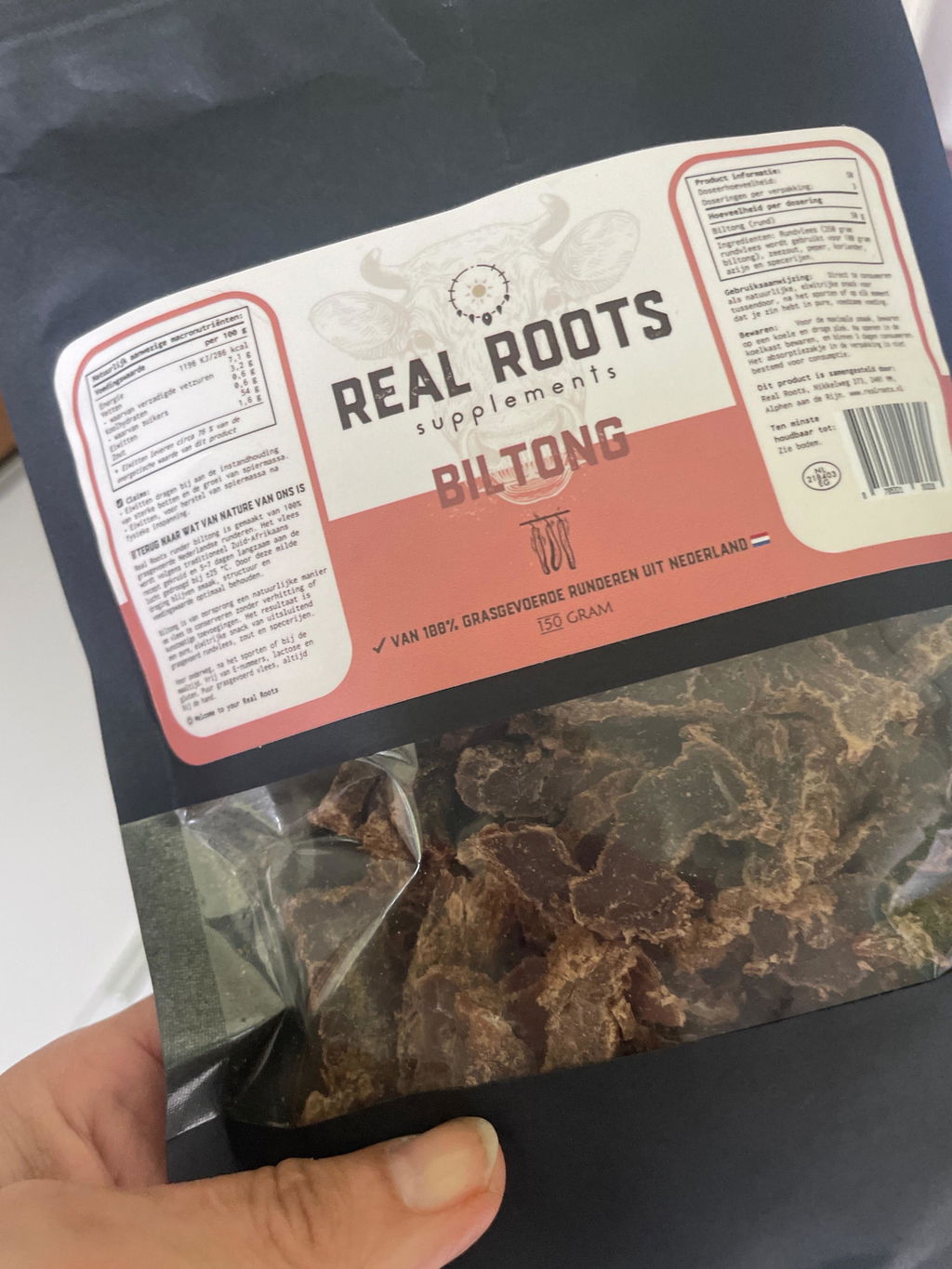 Nahaufnahme einer geöffneten Packung Real Roots Biltong