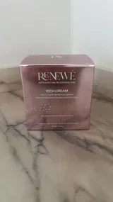 Emanuela review photo