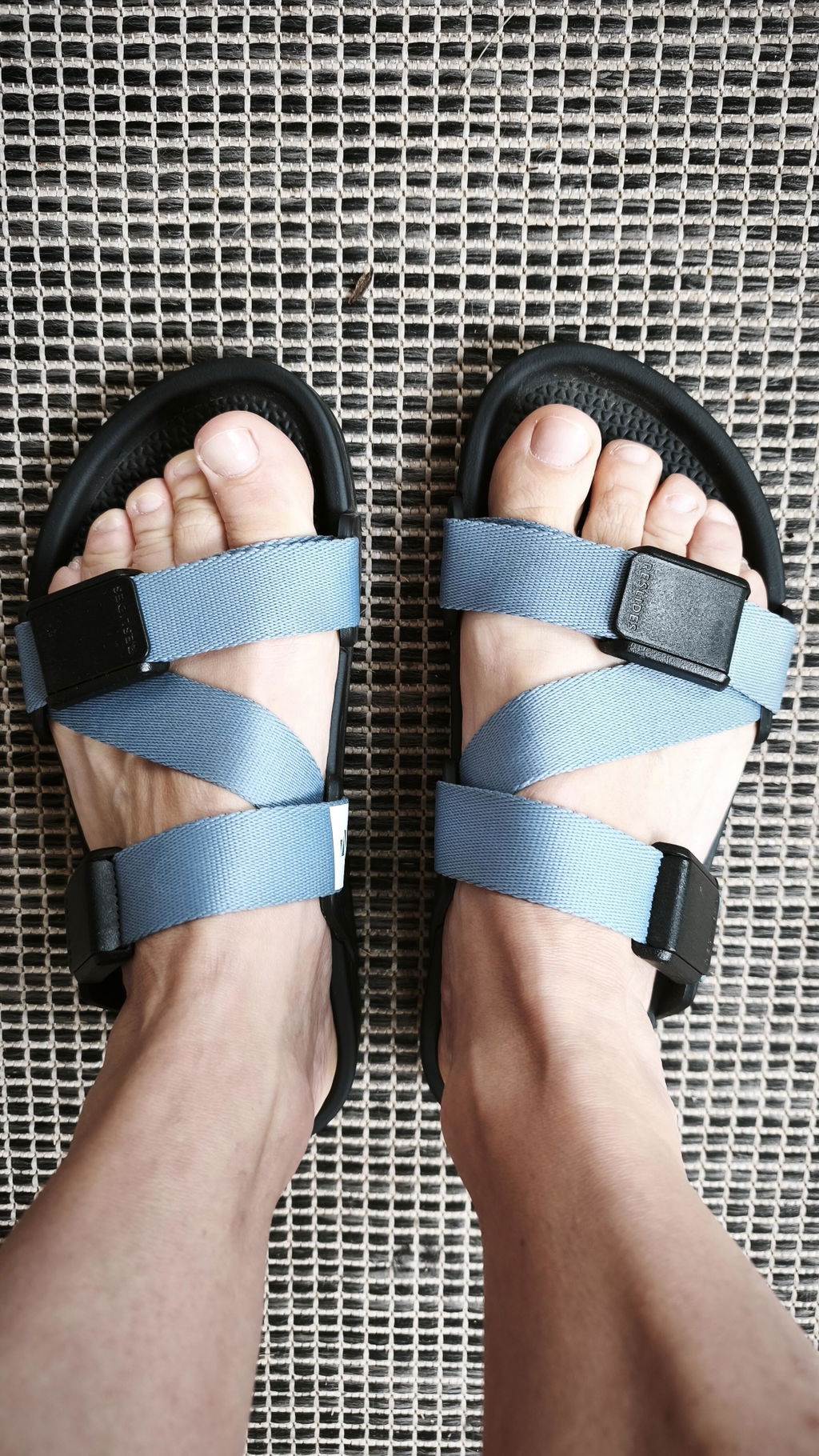 ESSENTIALS Sandalen