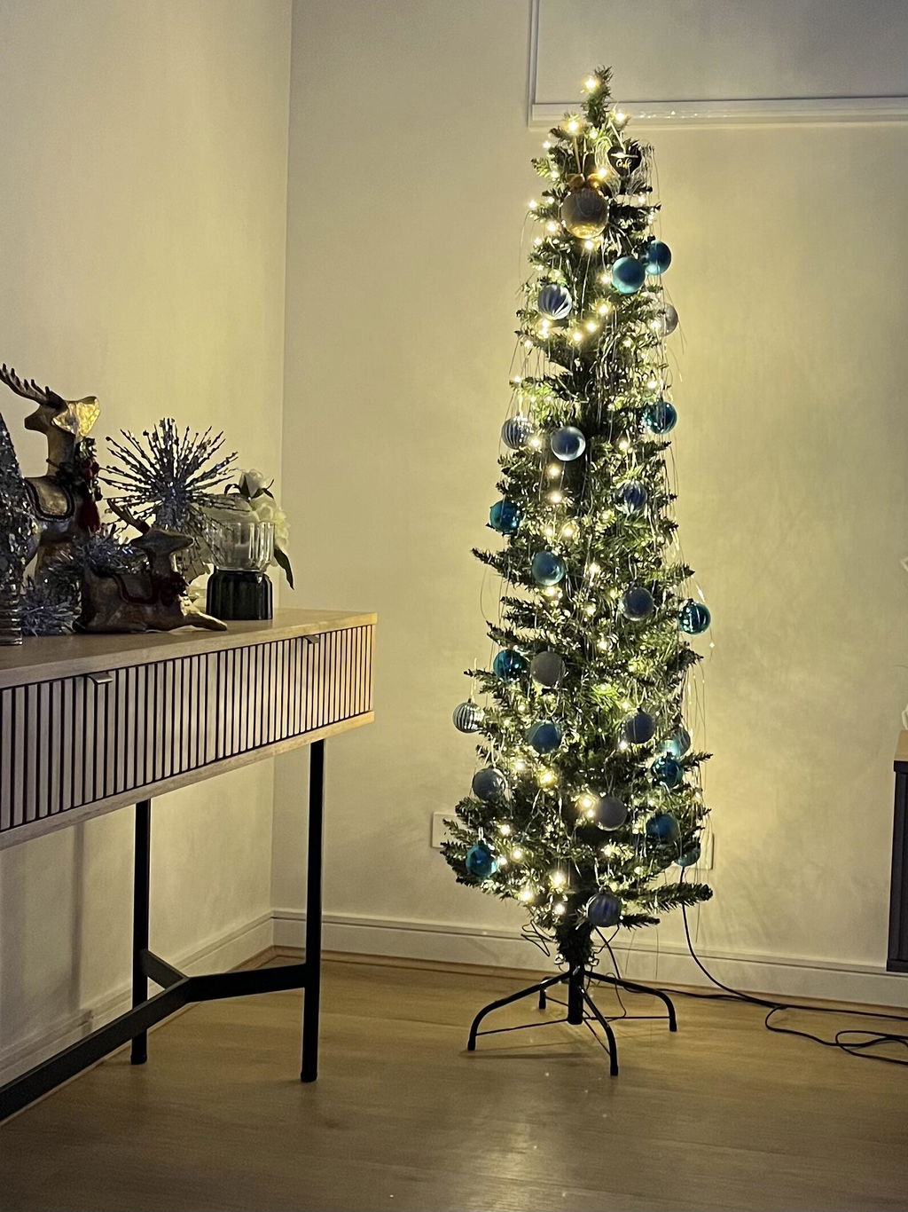 6FT / 1.8M Slim Christmas Tree – 300 Tips – Pre-lit 200 Warm White LED Lights