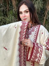 Momina Naqvie review photo
