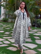 Sakshi review photo