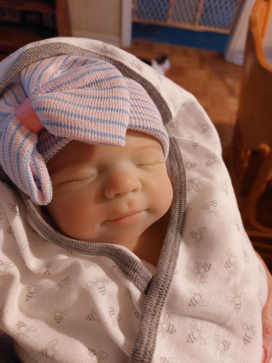 Bambola reborn Pascale bambina realistica in silicone da 18 pollici con accappatoio bianco