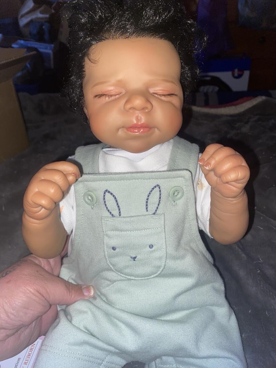 Bambola Reborn da 48 cm realistica con corpo morbido e pelle scura occhi chiusi Pascale