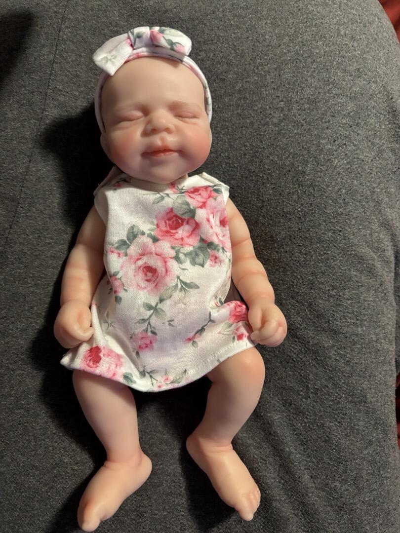 Bambola reborn Pascale da 30 cm in silicone graziosa bambina con vestitino floreale rosa
