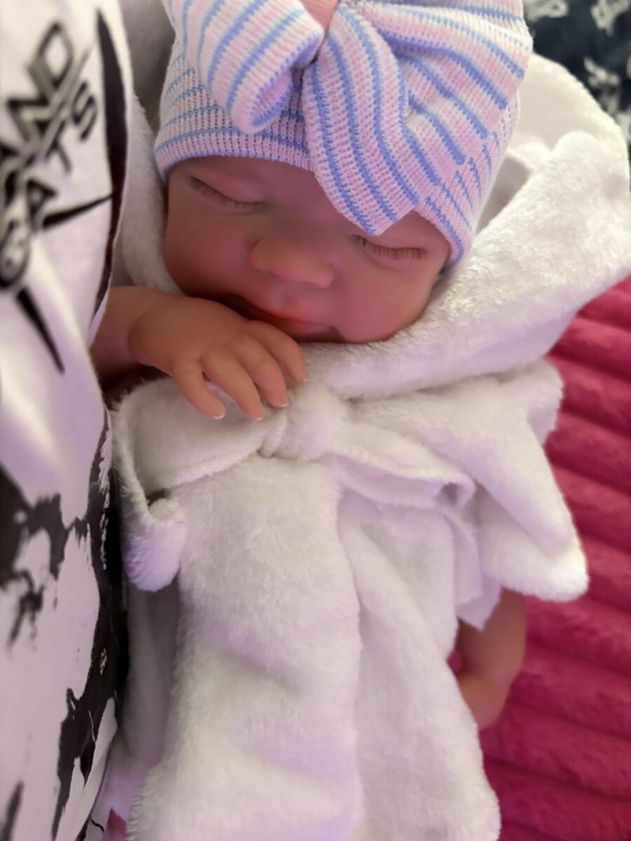 Bambola reborn Pascale bambina realistica in silicone da 18 pollici con accappatoio bianco