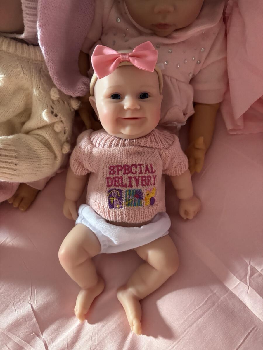 Bambola reborn Maddie Smile da 30cm interamente in silicone con vestitino rosa