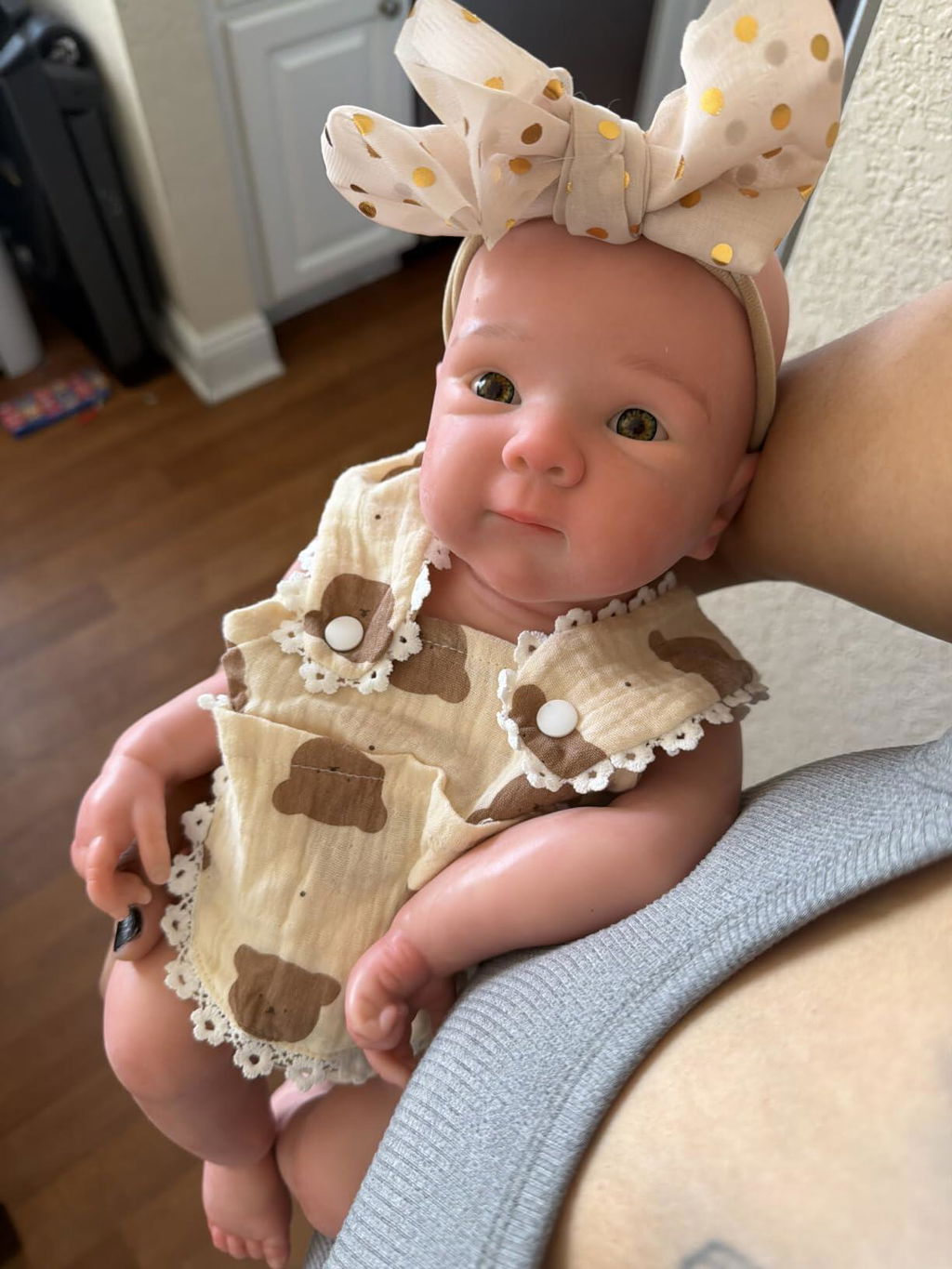 Bambola reborn Bettie in silicone da 18 pollici bambina con vestitino da orsetto