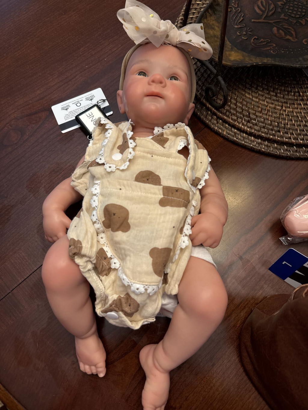 Bambola reborn Bettie in silicone da 18 pollici bambina con vestitino da orsetto