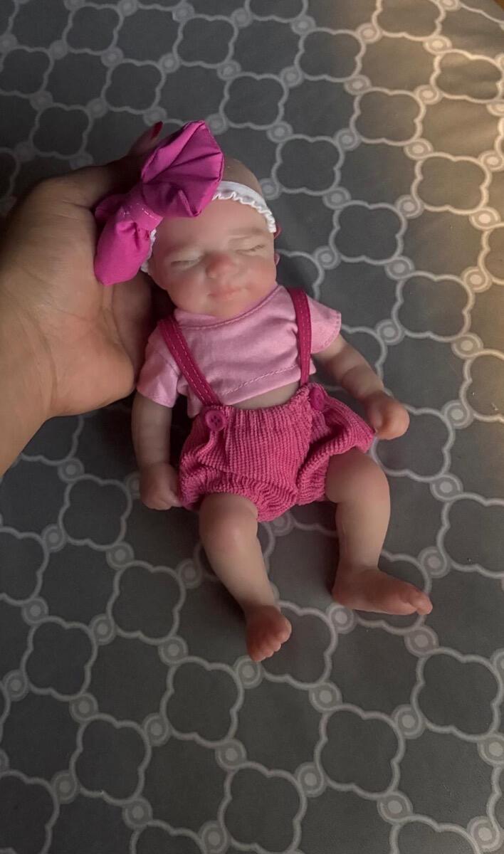 Mini bambola Reborn Pascale in silicone da 20 cm occhi chiusi con completino rosa