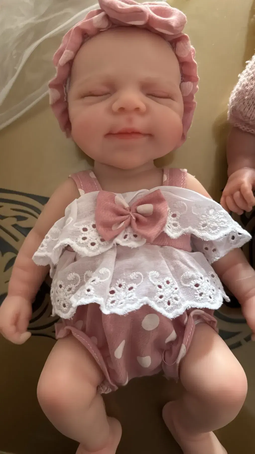 Bambola reborn Pascale 30cm interamente in silicone con occhi chiusi vestita con abiti rosa a pois