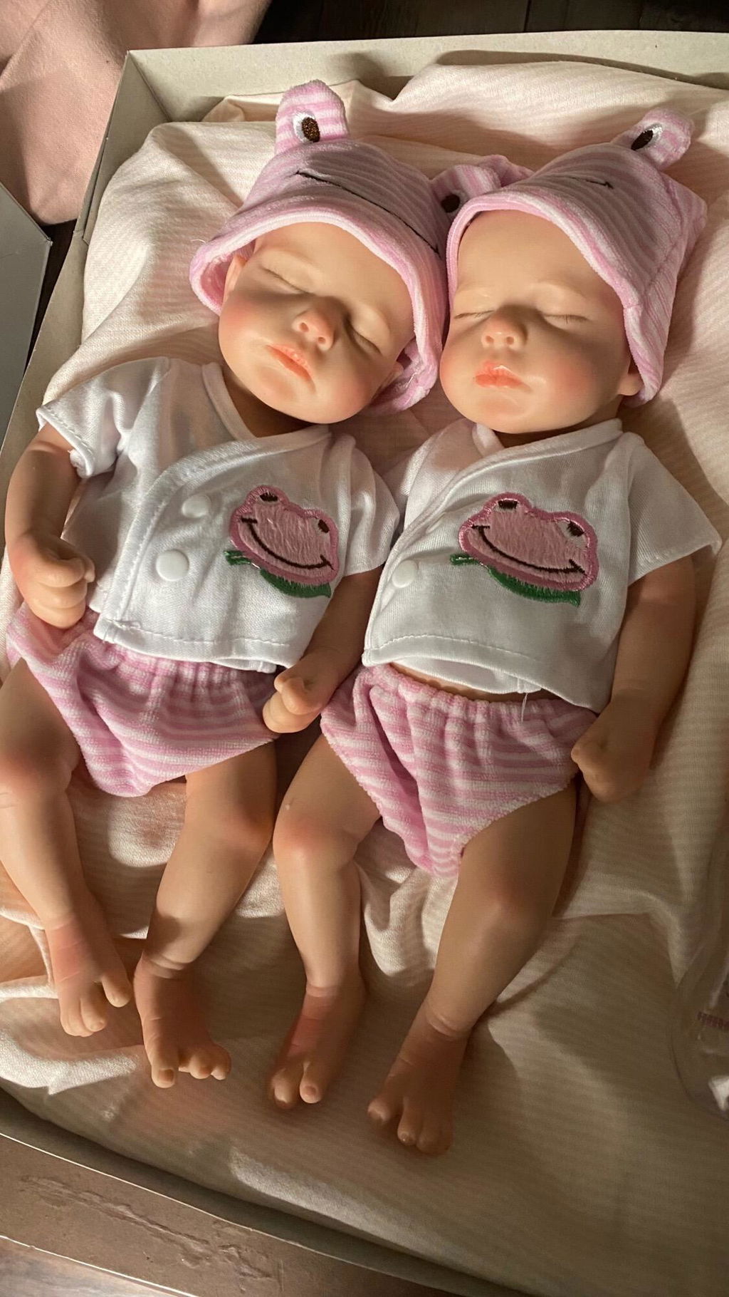 Bambola reborn Loulou bambina addormentata in morbido silicone realistica alta 30cm con indosso abiti rosa a forma di rana