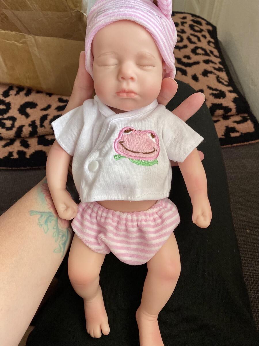 Bambola reborn Loulou bambina addormentata in morbido silicone realistica alta 30cm con indosso abiti rosa a forma di rana