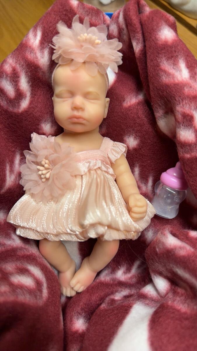 Bambola reborn Loulou in silicone 15cm occhi chiusi bambina con vestito rosa
