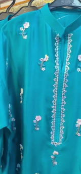 Ayesha Maqbool review photo