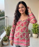 Sneha Kapoor review photo
