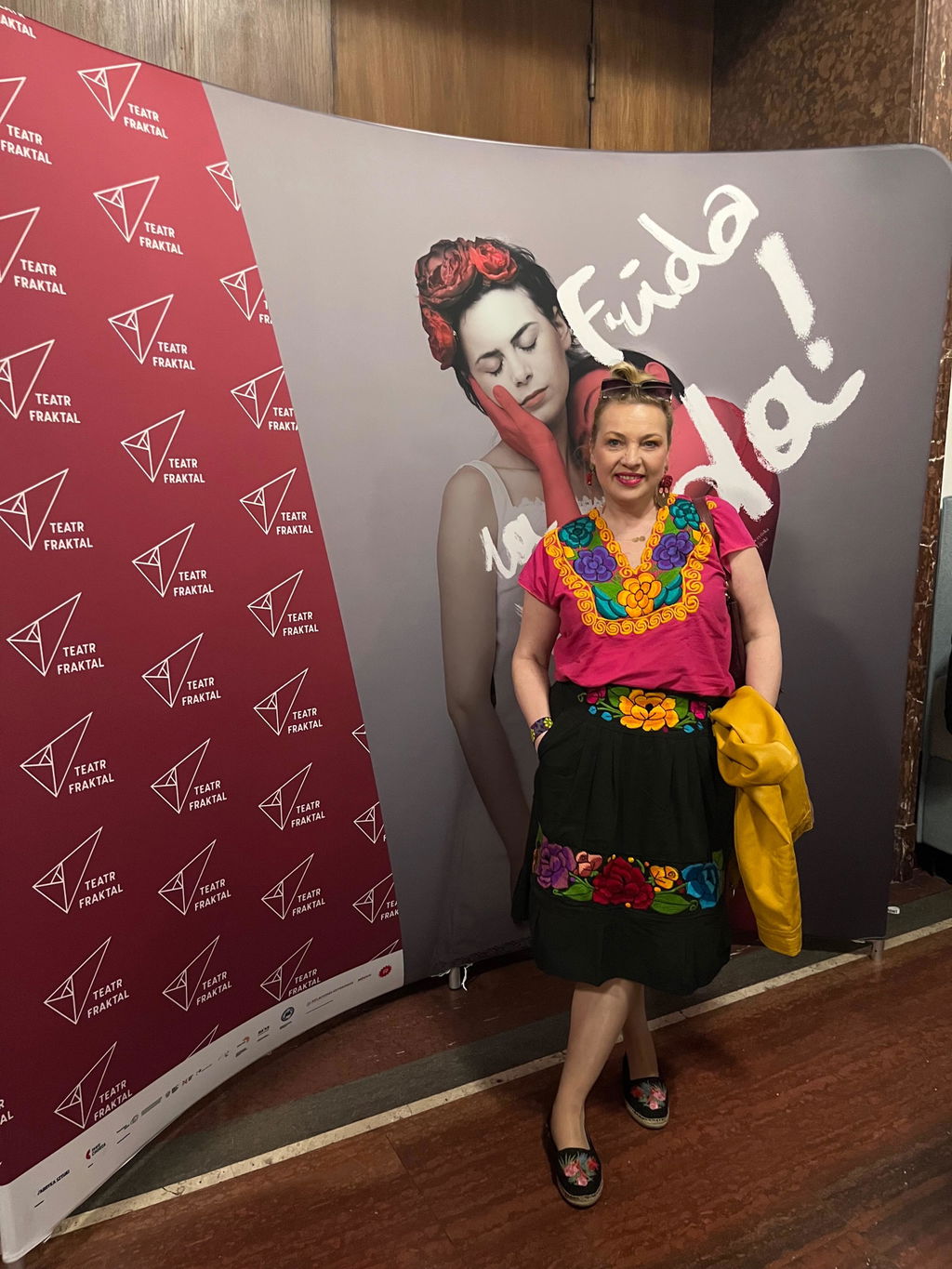 Bluzka haftowana Flores Czarna