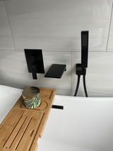 Dee review photo
