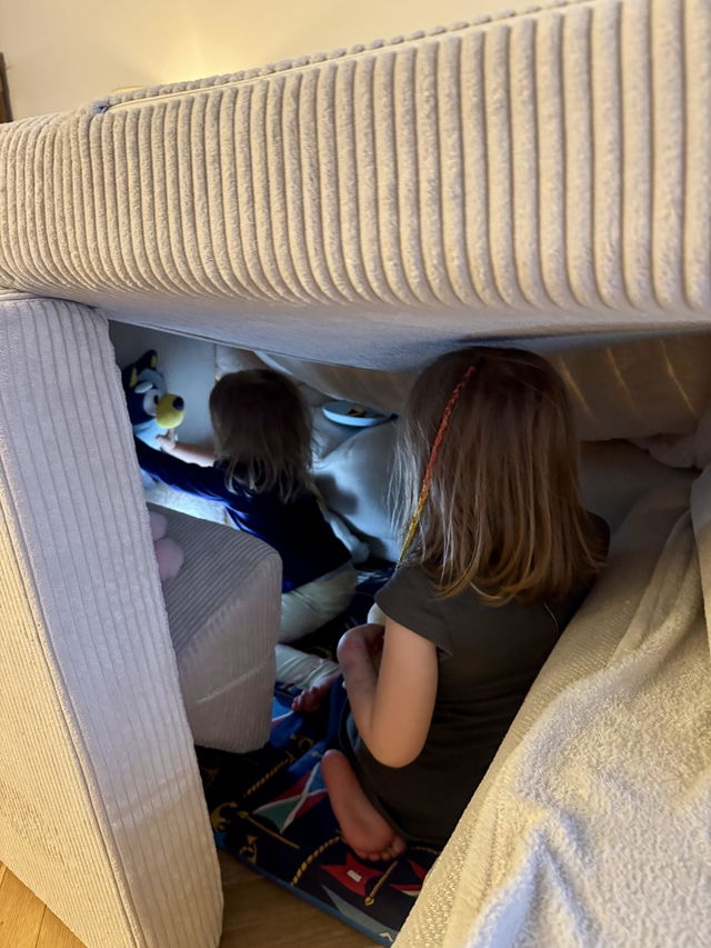 Zwei Kinder spielen in einer H&ouml;hle aus dem Spielsofa