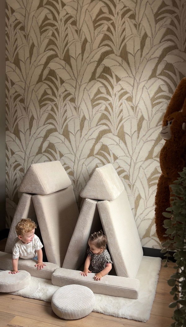Zwei Kinder in zwei Tipis aus den Sofateilen