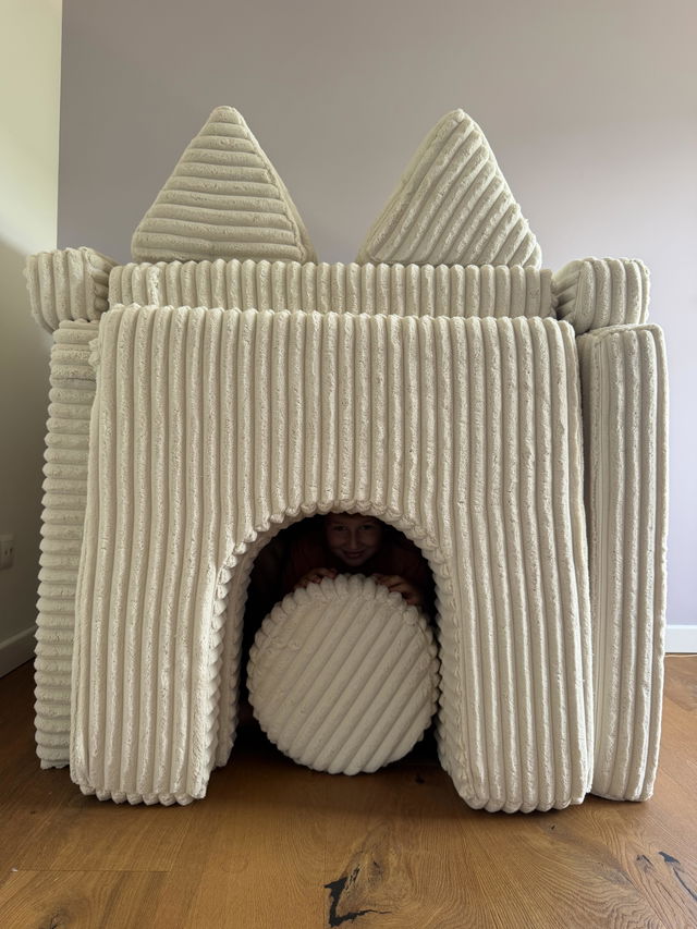 Burg mit T&uuml;rmen und Tor, gebaut aus Sofateilen