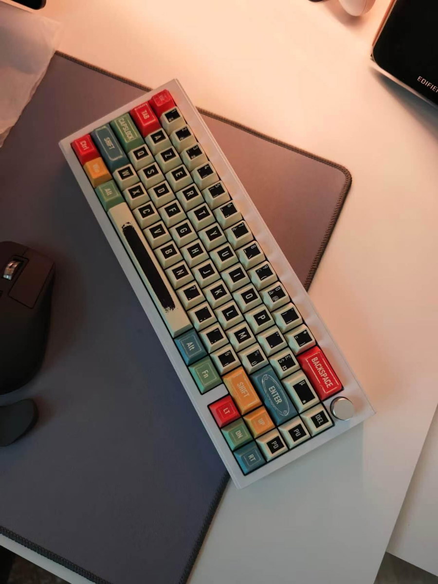 Customer keyboard with keycap set Retro — Maxime