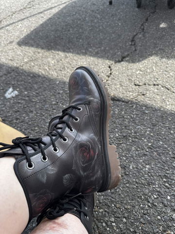 ceriboo's own photo of her Thornveil Rose boots