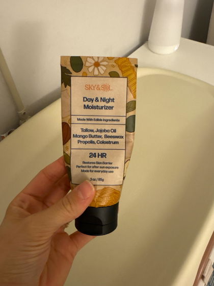 Photo shared by verified buyer Hayleigh C. with their Sky & Sol Everything Cream