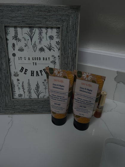 Photo shared by verified buyer Diana with their Sky & Sol Everything Cream