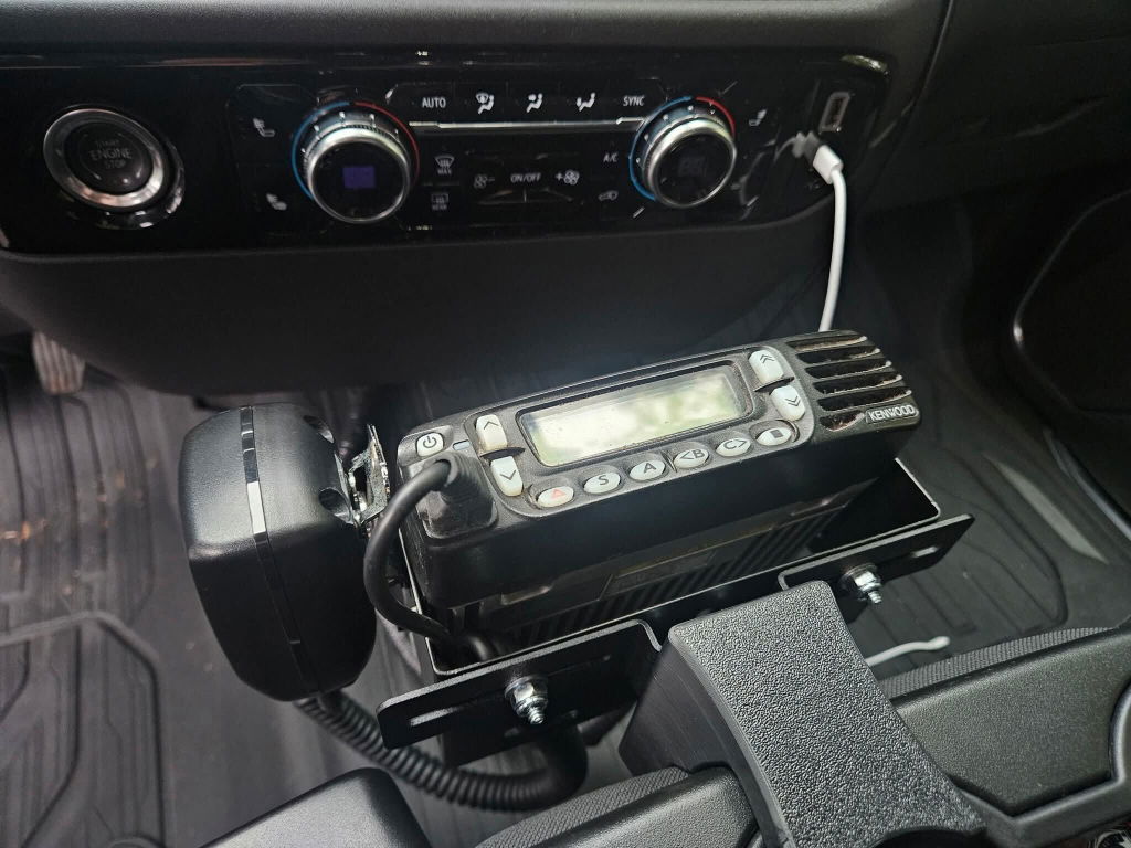 Radio Mount | 2019-2026 Silverado Sierra – Split Bench Seat With 2 Cup Holders