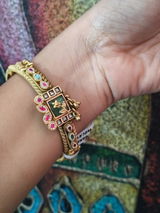Urvashi Bhatt review photo