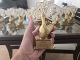 TROFEO BARAJA DE CARTAS EN MANO