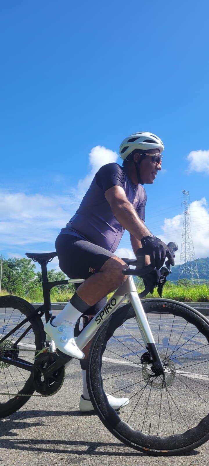 Bicicleta de ruta LEGEND SL en carbono Shimano 105