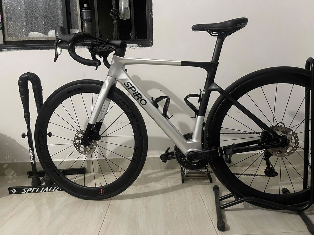 Bicicleta de ruta LEGEND SL en carbono Shimano 105