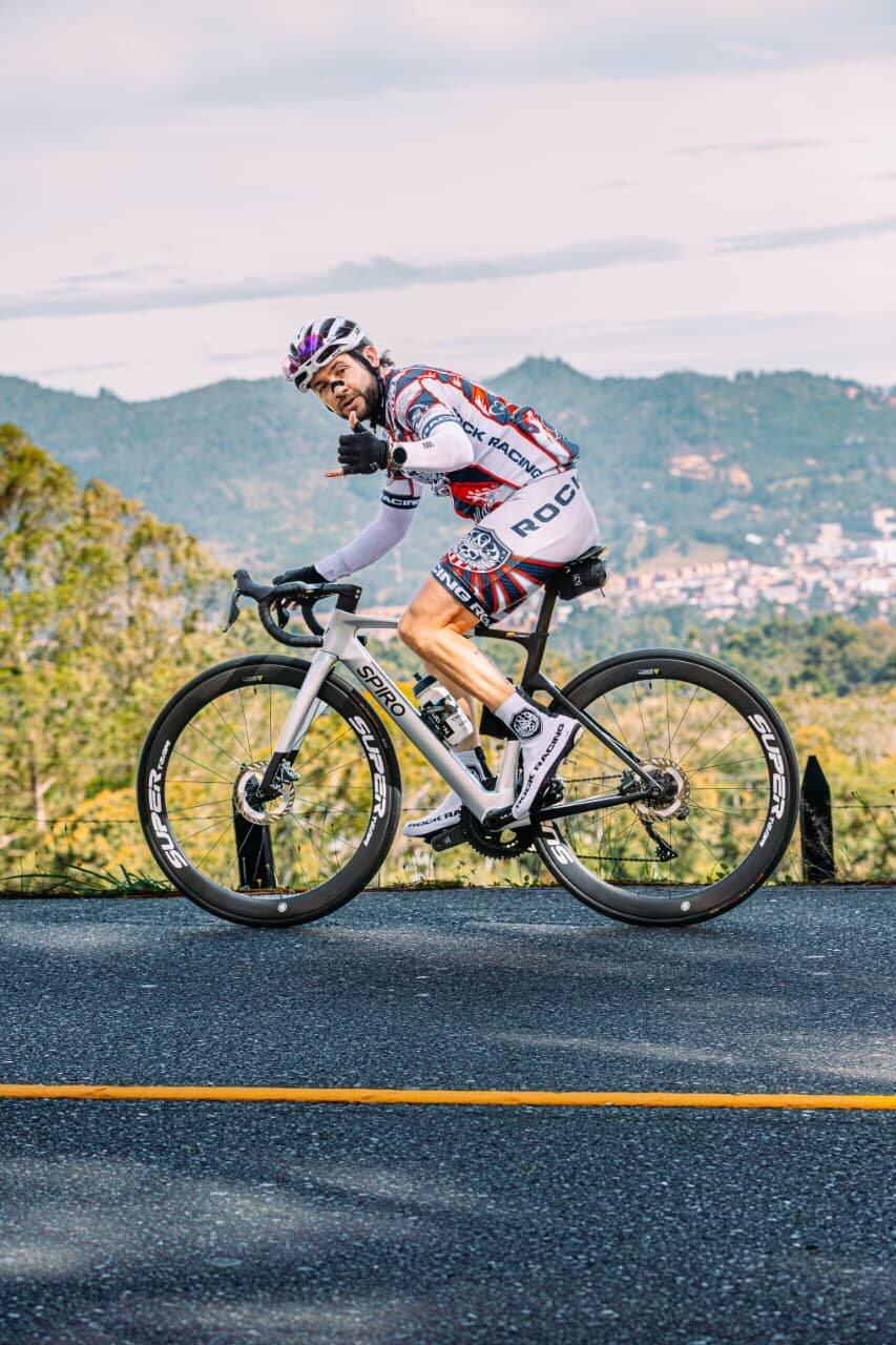 Bicicleta de ruta LEGEND SL en carbono Shimano 105