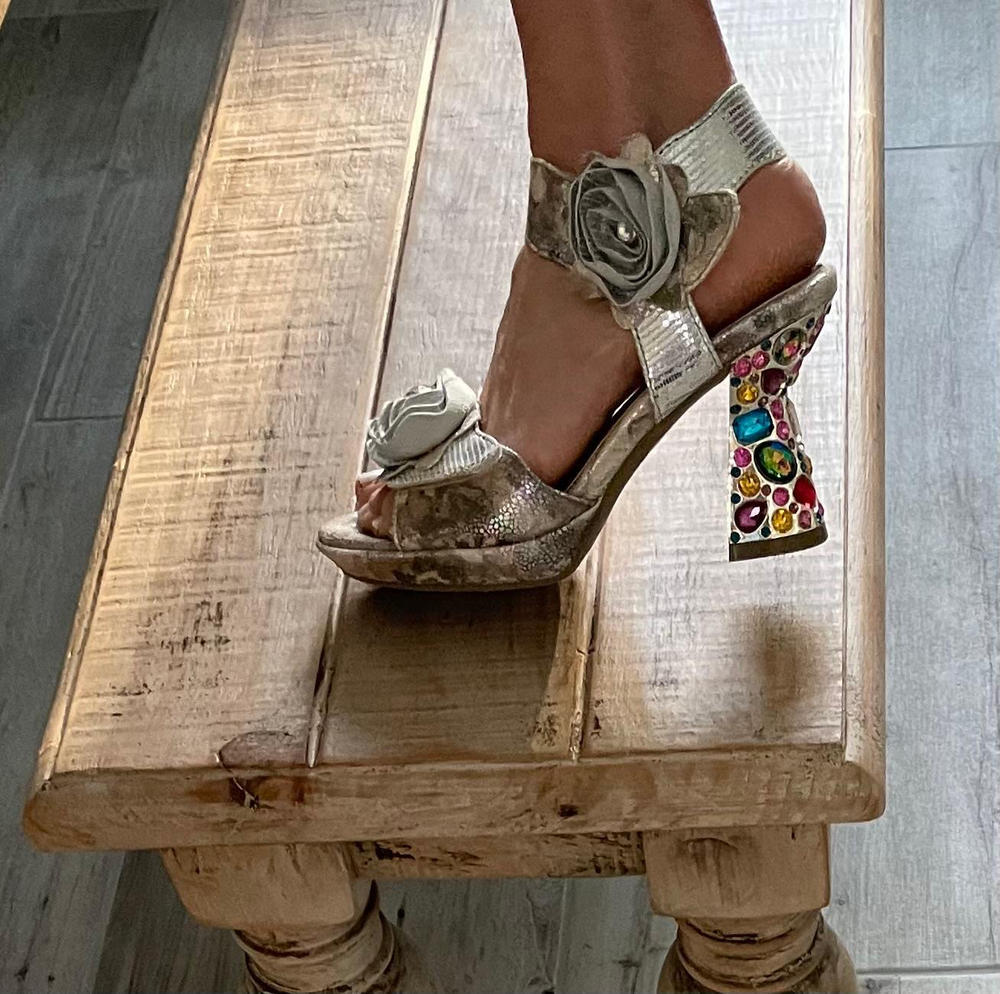 シルバースカル　レッグ　ハイヒール ウィング　PIN　SS　ヘルズエンジェルズ Women's L'Artiste Smashing Floral Heel Sandals - Spring Step Shoes