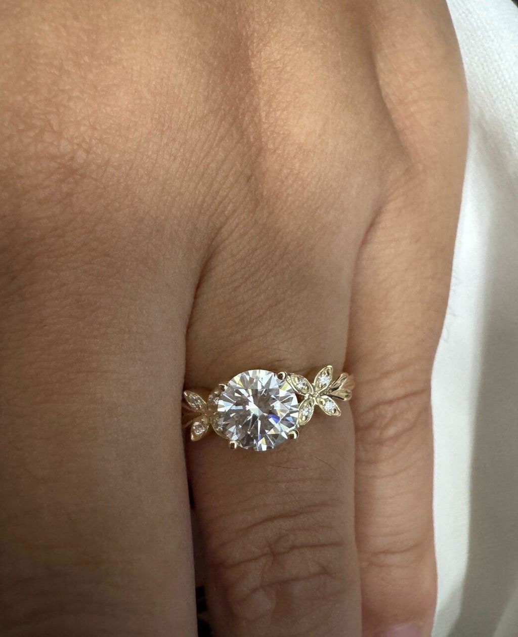 Flora’s Sprig | 1CT Round Cut Diamond Leafy Engagement Ring