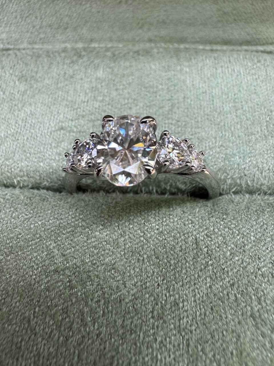 Audrey‘s Brilliance | 1CT Classic Oval Cut Diamond Ring
