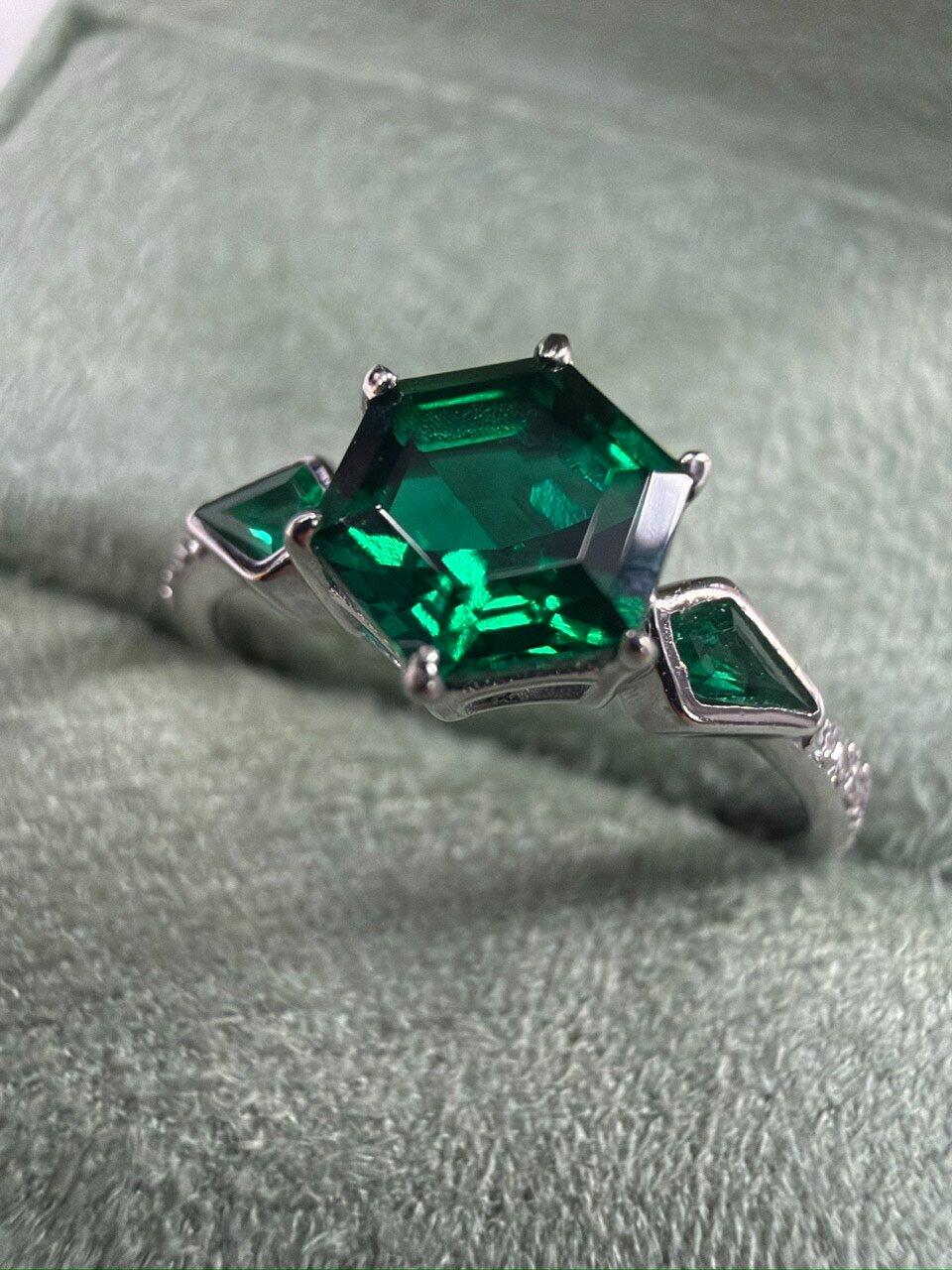 Beatrice‘s Hive | Hexagon Moss Agate Bezel Engagement Ring