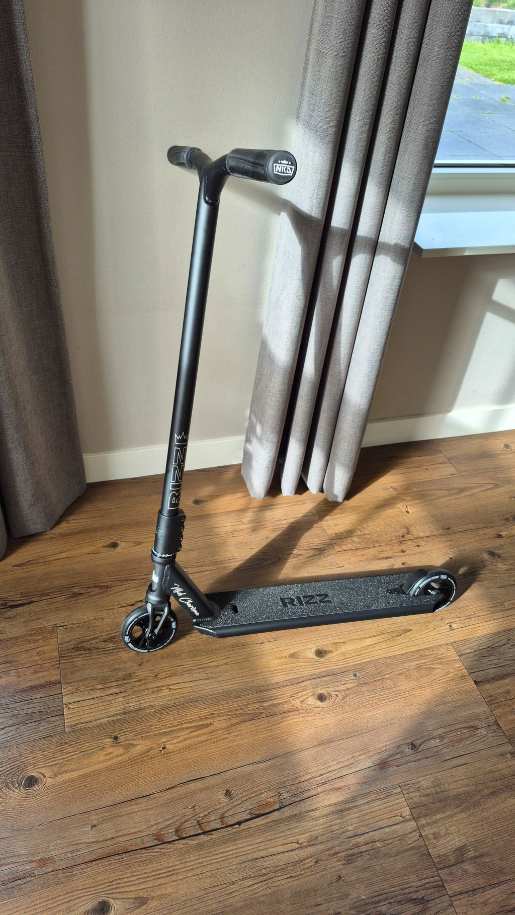 NKD Rizz Stuntstep Zwart 88cm
