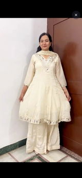 Shivani Dubey review photo