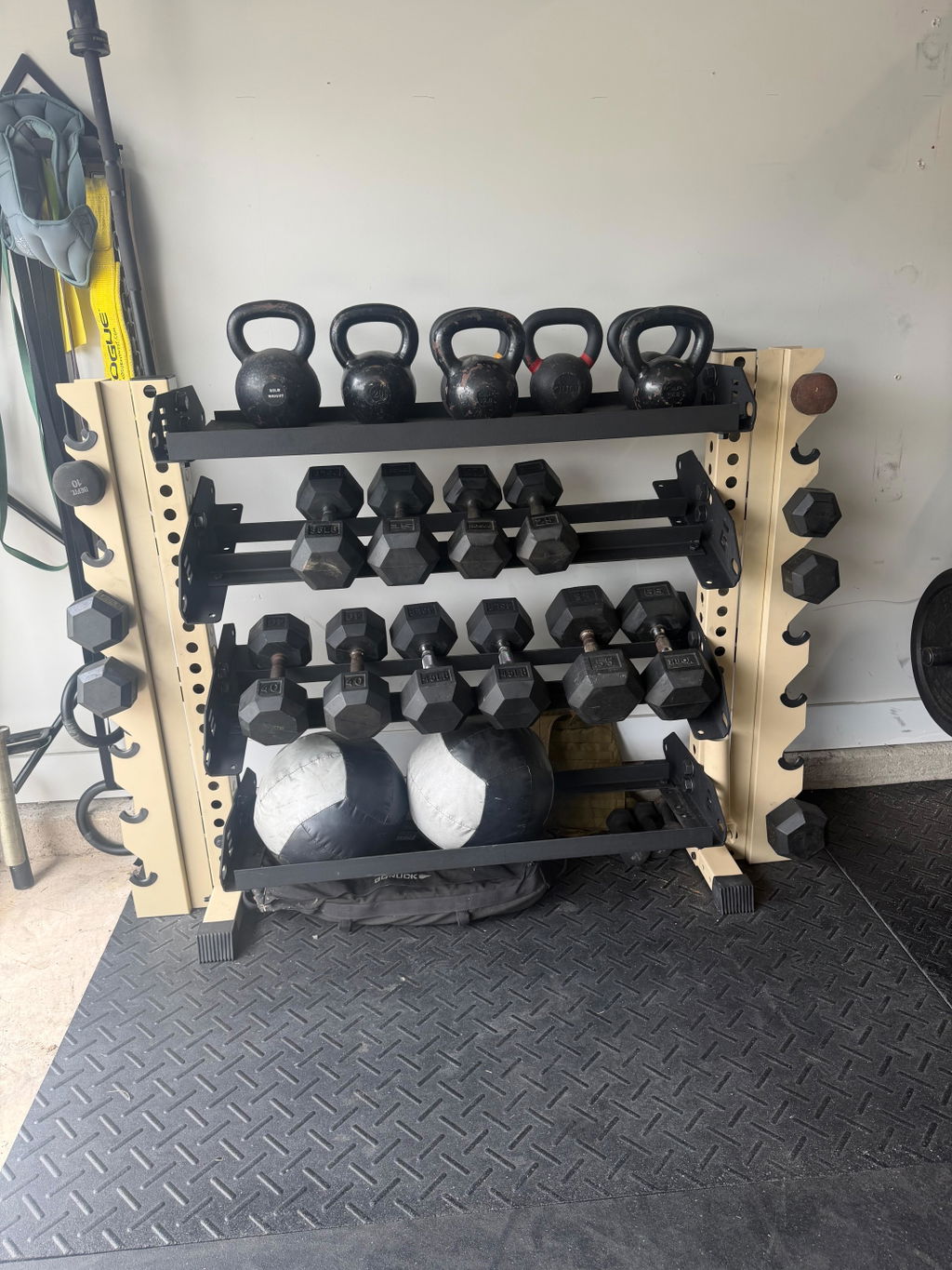 Alpha | 4-Tier Horizontal Rack | Single Post