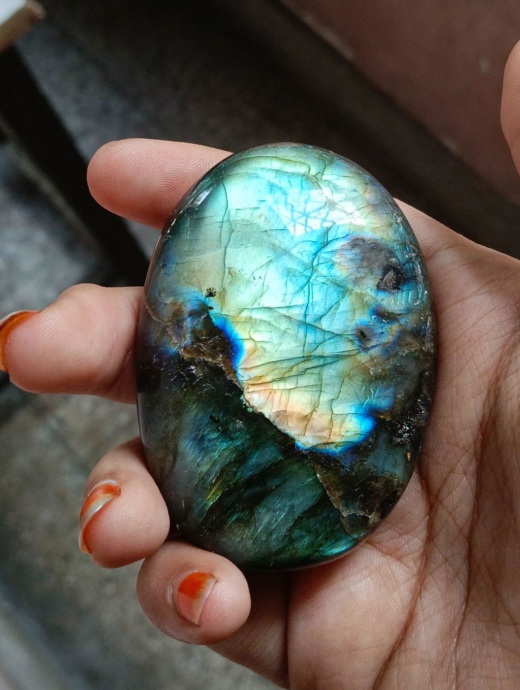 Labradorite Palmstone (Awareness and Intuition)