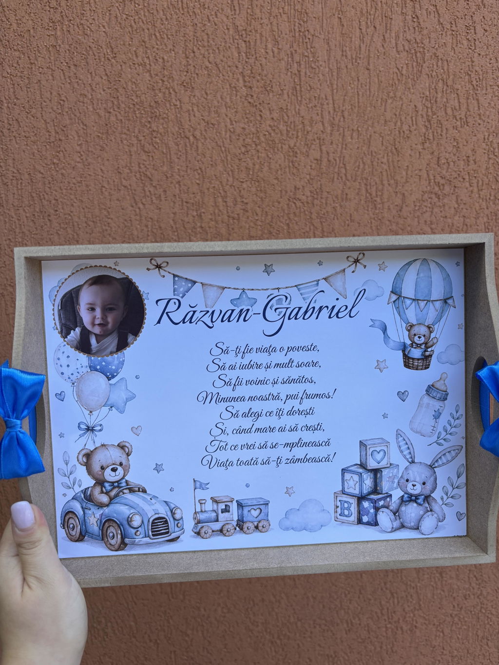 Set Mot Baiat Personalizat cu Tavita Ursulet in Masinuta, Iepuras si Cuburi Baby - Aniversare 1 An