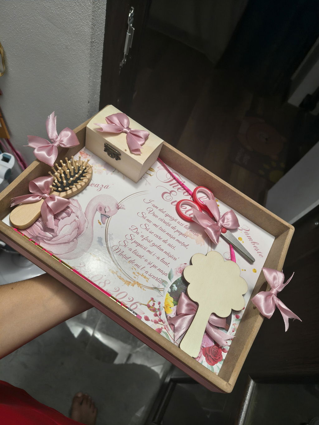 Set Taiere Mot Lebada cu Coroana si Flori pentru prima aniversare