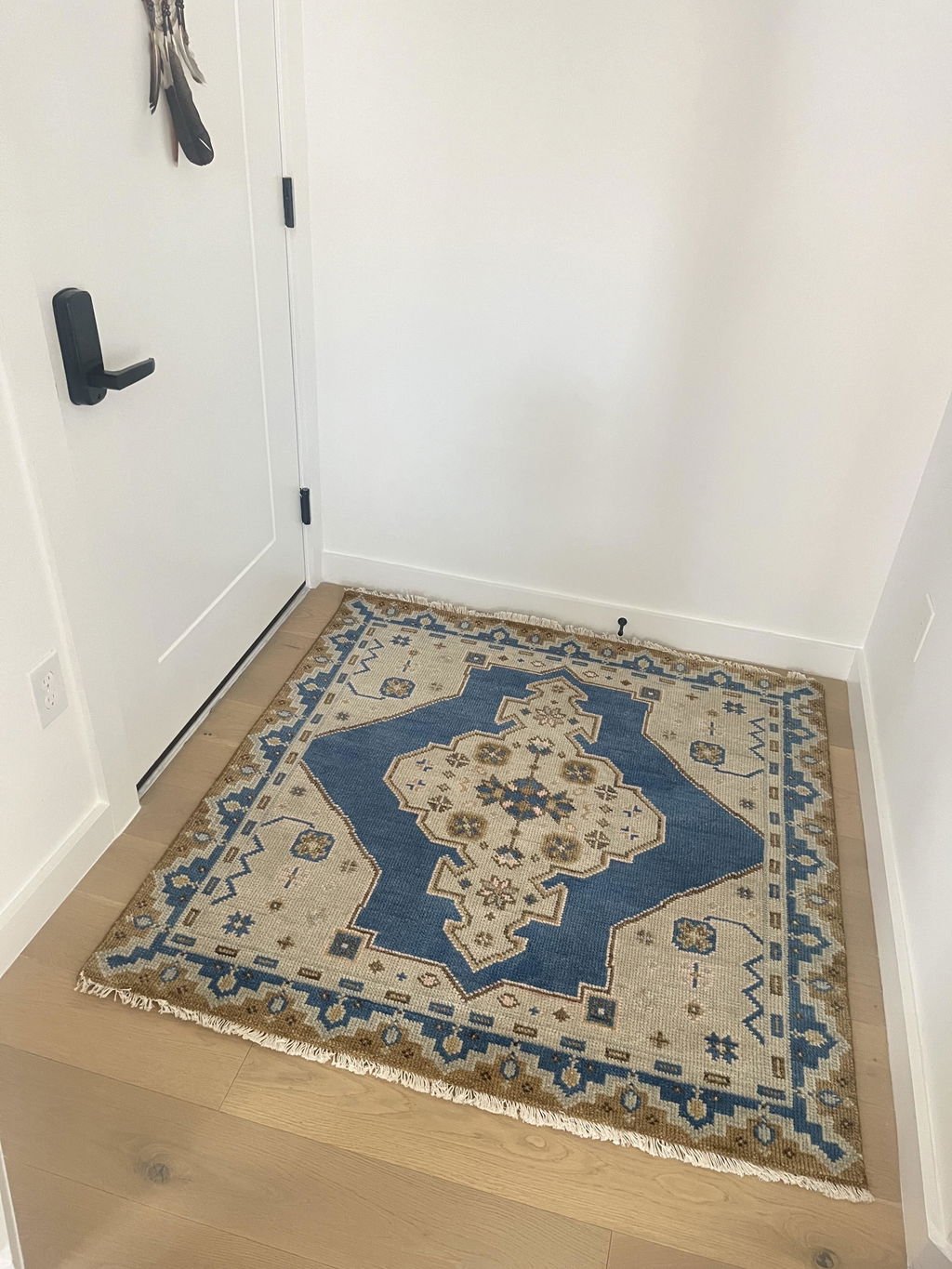 Nacklase Blue Medallion Hand-Knotted Area Rug – Vintage Persian-Style Heriz Serapi Blue / Beige Rug