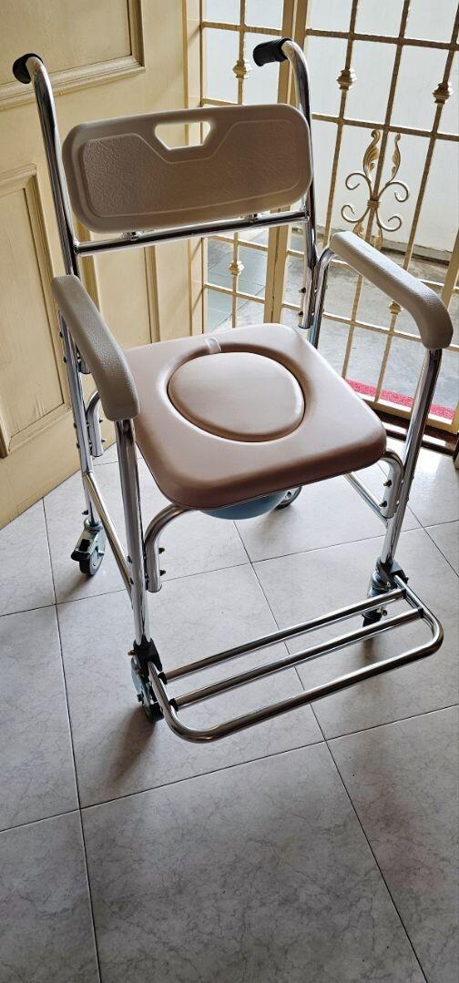 Commode Chair Aluminum Alloy with Wheels, Footrest & Sponge Cushion
