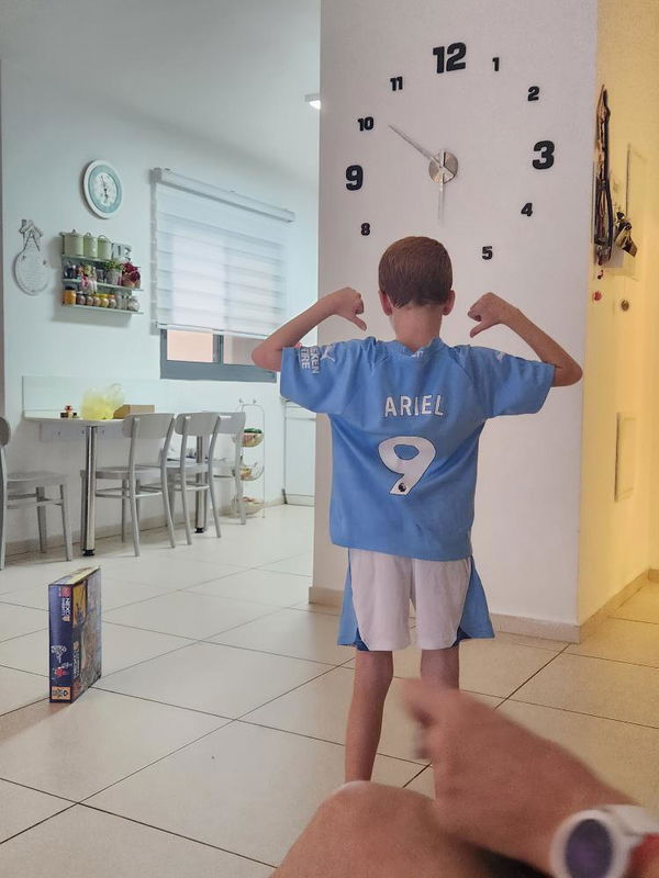 תמונה של סט ילדים מנצ׳סטר סיטי בית 23/24 מביקורת של גיתית ליבוביץ׳